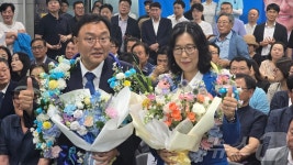 당선 유력에 환호하는 조상호 세종시장 후보
