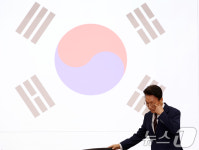착석하는 김민석 총리