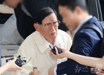 취재진에게 질문 받는 이만희 총회장