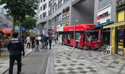 세종서 BRT 버스 상가 건물 돌진…40대 운전자 등 2명 다쳐
