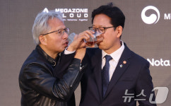 젠슨 황, 배경훈 과기부총리와 '러브샷'