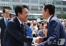 인사 나누는 김민석·정청래
