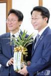 취임 축하난 들고 국회 찾은 김민석 총리
