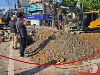 광주 서방사거리 도로에 직경 1m 싱크홀…출근길 도로 통제(종합)