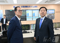 해남 솔라시도 신재생에너지 운영센터 둘러보는 구윤철 부총리