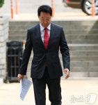 입장문 들고 법정 향하는 오세훈 시장