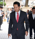 굳은 얼굴로 출석하는 오세훈 시장
