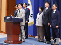 李대통령, 홍보수석 성기홍·민정수석 한찬식·사회수석 김경자 임명