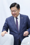 원내대책회의 향하는 정점식 원내대표