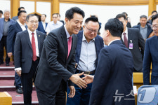 국힘 의원들과 인사 나누는 오세훈 서울시장