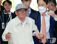 이만희 총회장, '집단 입당 의혹' 법원 구속심사 출석
