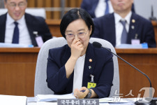 생각 잠긴 한성숙 총리 후보자