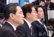 3대 메가프로젝트 발표 듣는 이재명 대통령·이재용·최태원 회장