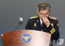 퇴임 인사 도중 눈물 흘리는 박성주 국수본부장