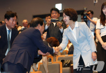 취임식장 들어서는 추미애 지사