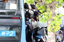 학생 붐비는 버스정류장