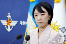 취재진 질문 듣는 정빛나 대변인