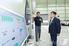 전기택시 배터리 교환형 스테이션 현장 방문한 김성환 장관