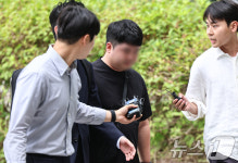 ‘개표소 시위’ 경찰 폭행 남성, 영장실질심사 출석