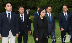 고위당정협의회 회의장 향하는 한성숙 국무총리