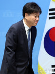 최고위원 출마 선언위해 국회 찾은 김용 전 부원장