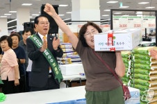 괴산대학찰옥수수 본격 출하…하나로마트 청주점서 첫 출하 행사