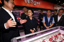 장바구니 물가 살피는 한성숙 국무총리