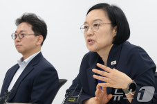 모두의 생리대 시범사업 현장 방문한 한성숙 총리