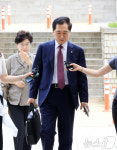 '김건희 명품백 청탁 혐의' 법정 출석하는 김기현 부부