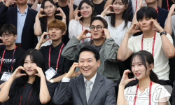 장동혁, 청년 당원들과 '볼하트'