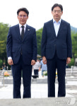 김민석·김경수, 고 노무현 전 대통령 묘역 참배