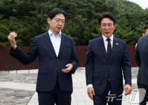 고 노 전 대통령 묘역 참배 마친 김민석·김경수