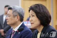 토론회 발언하는 이진숙
