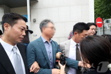 영장심사 마치고 나가는 장윤기 사건 형사과장