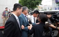 영장심사 마치고 나가는 장윤기 사건 형사과장