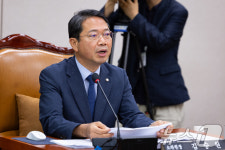 법사위 1소위 의사진행하는 김승원 소위원장
