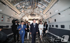 C-390 수송기 시찰하는 이재명 대통령
