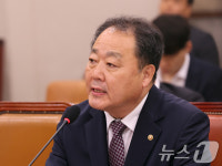 질의에 답하는 손인혁 헌재 사무처장