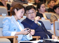 대화 나누는 정근식·고민정