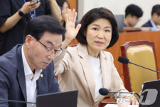 발언권 신청하는 이진숙