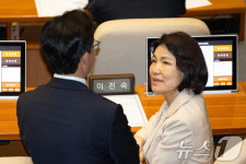 의원들과 대화하는 이진숙 국민의힘 의원