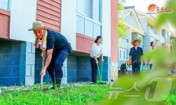 北, 신의주 송한과수농장 조명…새 마을에 웃음 넘쳐
