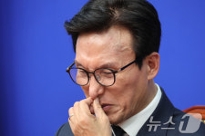 생각 잠긴 김민석 대표