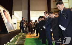 DJ 추모식 묵념하는 김민석 대표