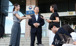 '사직서 제출' 정성호 장관, 취재진 질문에 답변