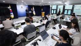 '초대 중수청장 국민 추천' 브리핑하는 윤호중 장관