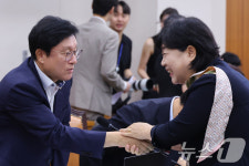 박형수 간사와 인사하는 서영교 위원장