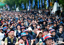 구호 외치는 전국금속노동조합 조합원들