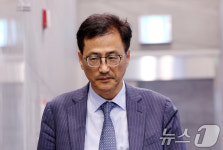 첫 출근하는 이태한 특검