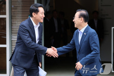 '주택 공급' 2차회동 마치고 악수하는 김윤덕·오세훈
